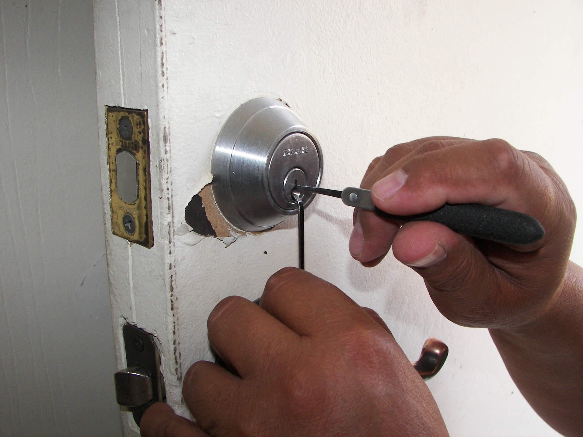 locksmith in action